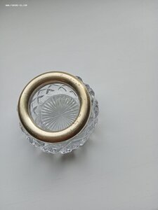 СОЛОНКА С СЕРЕБРЯННЫМ ОБОДКОМ.