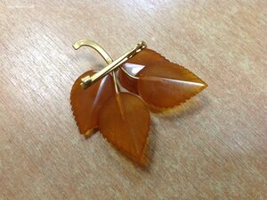 Брошка в виде Янтарных листьев