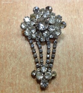 Брошь со стразами Красота.. играет