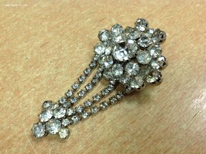 Брошь со стразами Красота.. играет