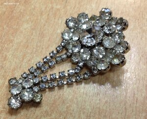 Брошь со стразами Красота.. играет