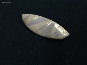 Интересная брошка из молочного стекла...