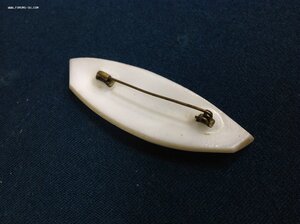 Интересная брошка из молочного стекла...