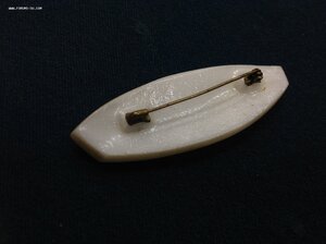 Интересная брошка из молочного стекла...