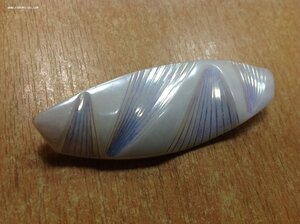 Интересная брошка из молочного стекла...