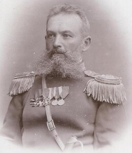 Кабинет-портрет подполковника с эполетами (ордена и медали).