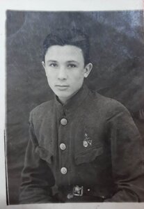 Фото молодого человека со знаками