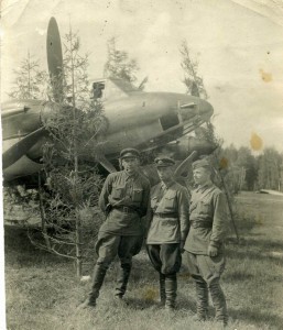 Летчики на фоне самолета 1942г.