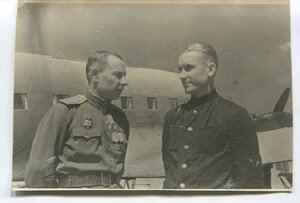 Лётчики ВВС (ОВ подвесная,ОЛ,2БКЗ) и ГВФ у самолёта,45г