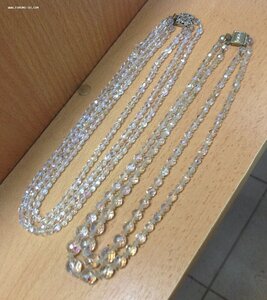 Двое бус красивых