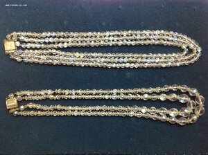 Двое бус красивых