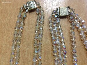 Двое бус красивых