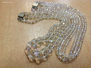 Двое бус красивых