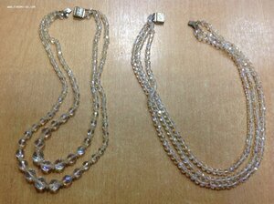 Двое бус красивых