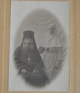 ФОТО АРХИМАНДРИТА СЕРГИЯ С СЕСТРОЙ МИЛОСЕРДИЯ 1927г.
