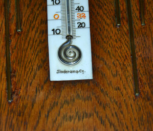 Настенный барометр-термометр.
