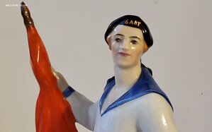 Матрос со знаменем ЛФЗ