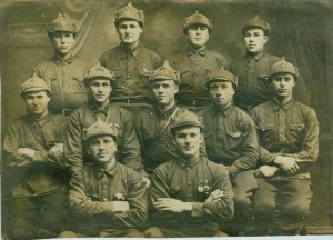 11-ть буденовцев со знаками. :)