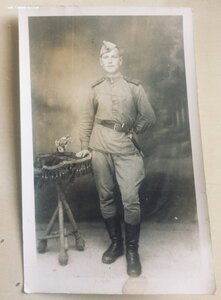 Фото солдата Советской армии с немецким кортиком СА
