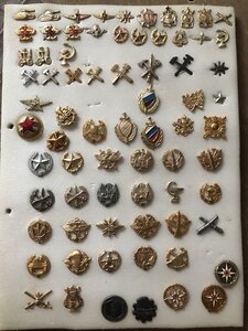 Знаки петличные много