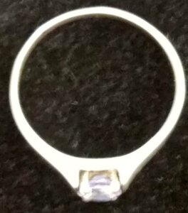 Колечко (перстень) с камушком.