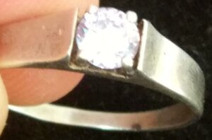 Колечко (перстень) с камушком.