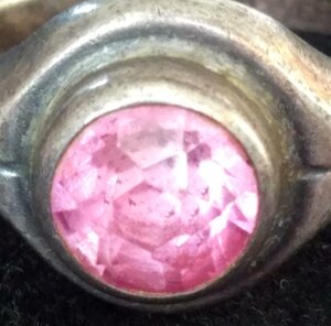 Перстень-кольцо с камушком.