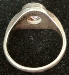 Перстень-кольцо с камушком.