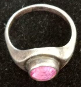 Перстень-кольцо с камушком.