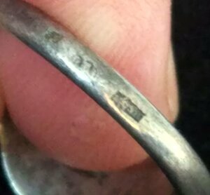 Перстень-кольцо с камушком.