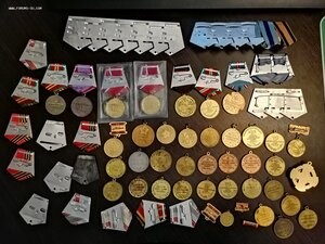 Очень много медалей, колодок и т.д.