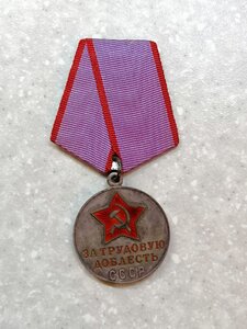 Очень много медалей, колодок и т.д.