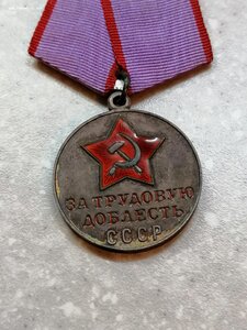 Очень много медалей, колодок и т.д.