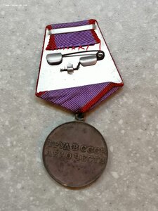 Очень много медалей, колодок и т.д.