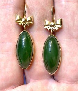 Большие, золотые серьги с нефритом. 583 проба со звездой.