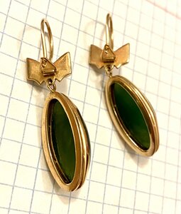 Большие, золотые серьги с нефритом. 583 проба со звездой.