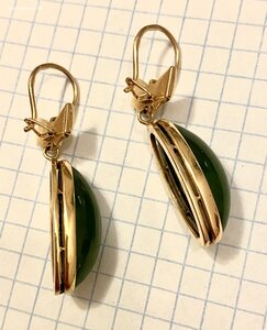 Большие, золотые серьги с нефритом. 583 проба со звездой.