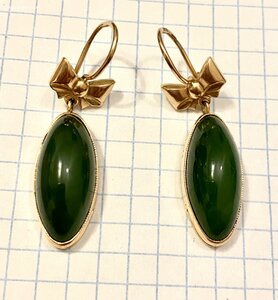 Большие, золотые серьги с нефритом. 583 проба со звездой.