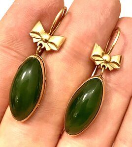 Большие, золотые серьги с нефритом. 583 проба со звездой.