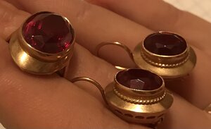 Золотые кольцо и серьги с корундом СССР. Золото 583 пробы.