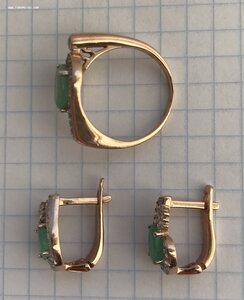 Золотые кольцо и серьги с камнями. Золото 585 проба.