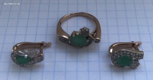 Золотые кольцо и серьги с камнями. Золото 585 проба.