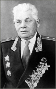 К.У.Черненко в генеральском мундире с наградами в группе.