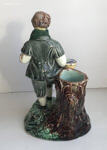 Фарфоровая статуэтка «Мальчик с виноградом». Кузнецов.