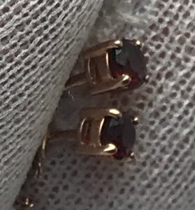 Золотые серьги с натуральным корундом. Золото 585 пробы