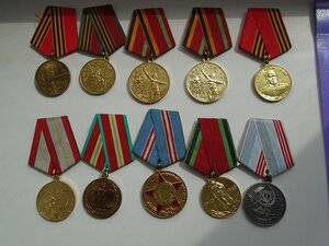 20 юбилейных медалей.