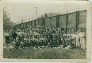 Женщины угнаные в Германию. 1943г. Лагерь. 9 фото.