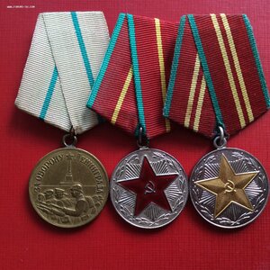 Группа юбилейных медалей.