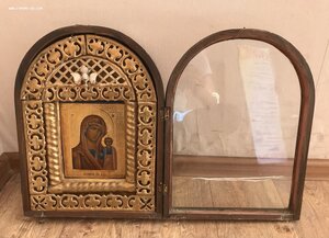 Икона Казанская Богородица. По золоту. Красивый киот.