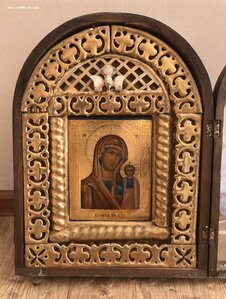 Икона Казанская Богородица. По золоту. Красивый киот.